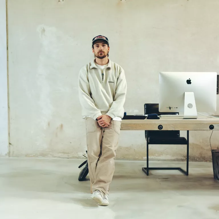 Portrait von Gründer byJonny, Experte für Content Produktion, blickt direkt in die Kamera.