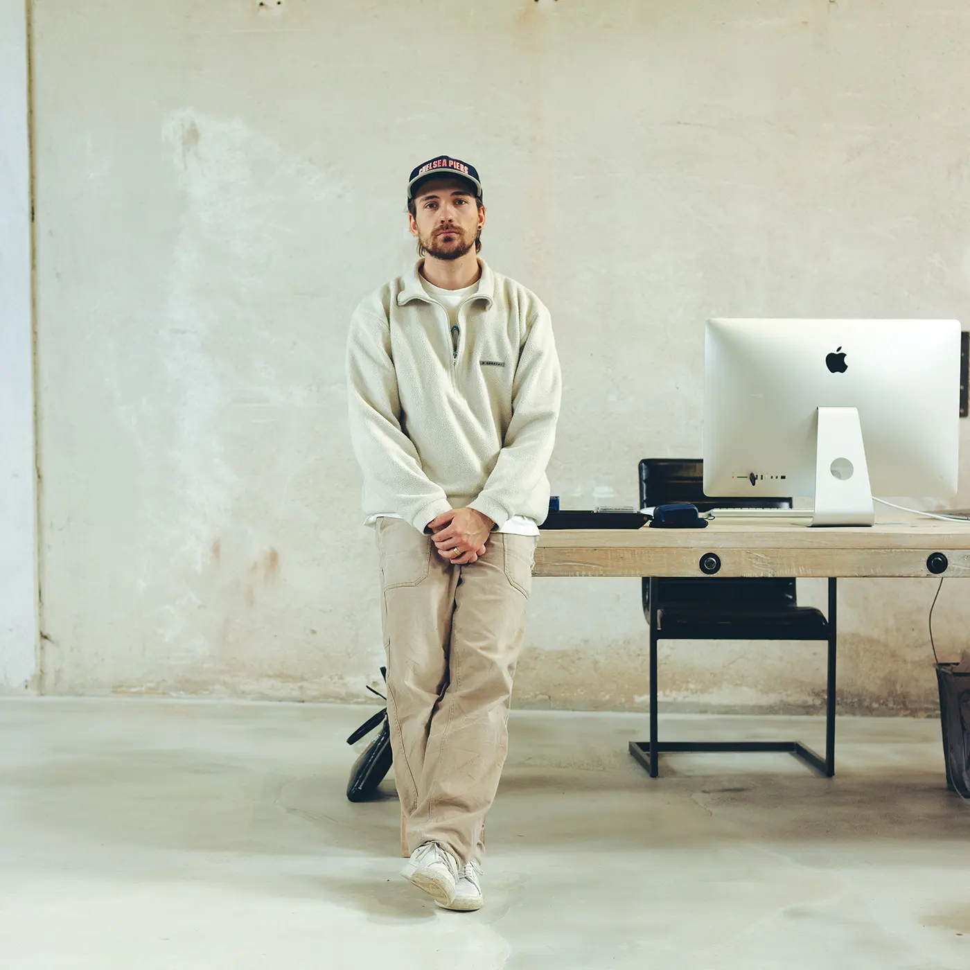 Portrait von Gründer byJonny, Experte für Content Produktion, blickt direkt in die Kamera.